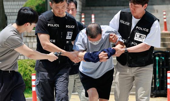 '묵묵부답' 법정 향하는 흉기난동 70대 남성