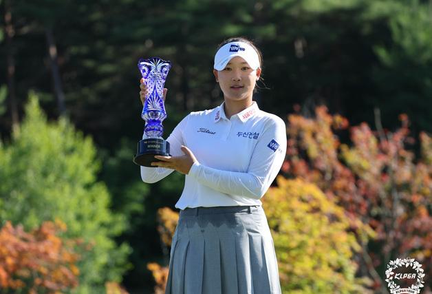 '슈퍼루키' 김민솔, KLPGA 맥콜·모나오픈서 우승…'시즌 3승'
