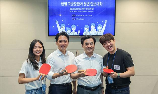 청년들과 탁구교류하는 안규백 장관·고이즈미 신지로 방위대신