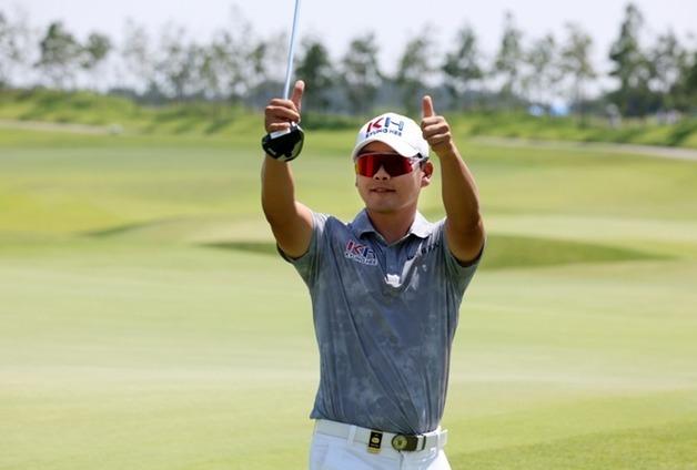 정한밀, 164번째 도전 끝 첫 우승…KPGA 군산CC오픈 정상 