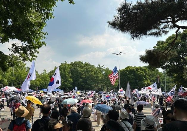 뙤약볕 아래 태극기와 찬송가…개표소 봉쇄 시위 24일째