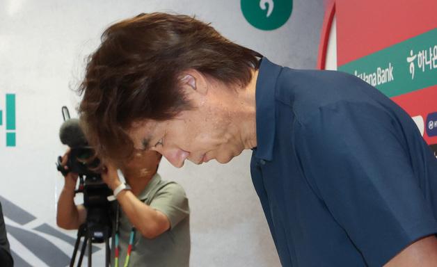 [속보] 홍명보 감독 사퇴 선언 "국민들께 죄송, 결과 책임지고 물러난다"