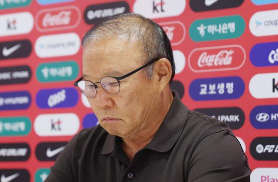 박항서 단장 "성원에 보답하지 못해 죄송…뼈를 깎는 성찰로 미래 준비" 