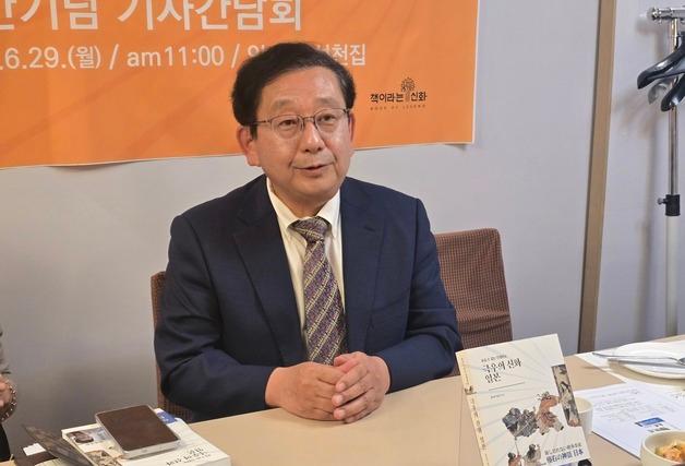 호사카 유지 교수 "신화에 갇힌 일본, 1945년 이전으로의 회귀 꿈꿔"