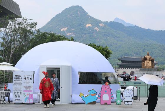 "그늘 없는 도심에 이런 곳이"…39도 '폭염 입추'에 이글루 인기