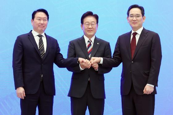 메가프로젝트 '지역균형 도움' 57%…최저임금 "물가만큼 인상" 43%[갤럽]