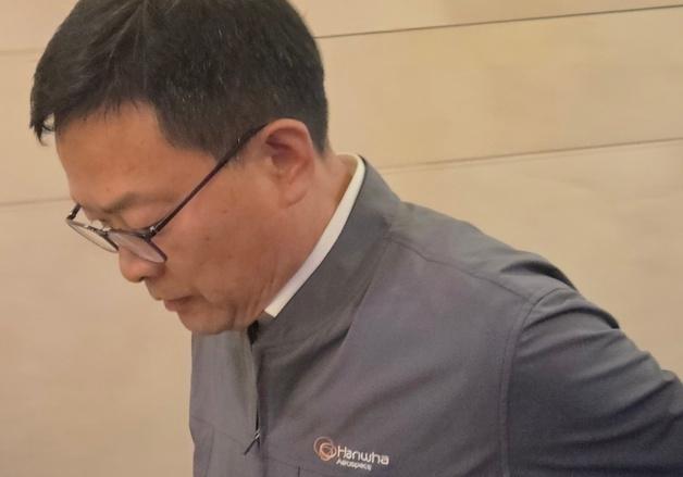 고개 숙인 손재일 대표…한화에어로 대전 폭발사고 유가족 접견