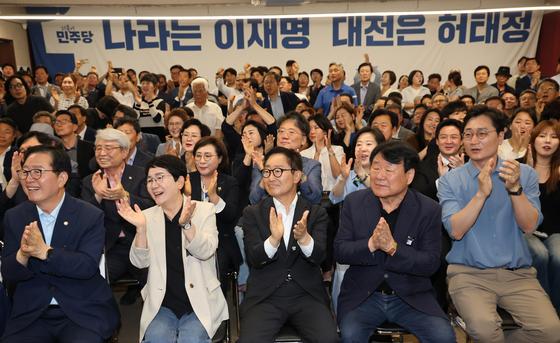 방송사 출구·예측조사 발표에 허태정 ‘환호', 이장우 ‘탄식’(종합)