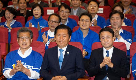 차분하게 출구조사 결과 지켜보는 정청래 대표