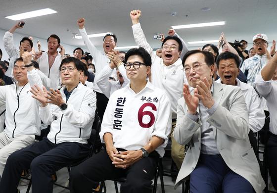 한동훈 캠프 "일단 지켜보자"…북구갑 엇갈린 조사에 술렁