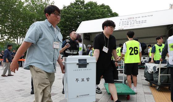 개표소에 도착한 투표함