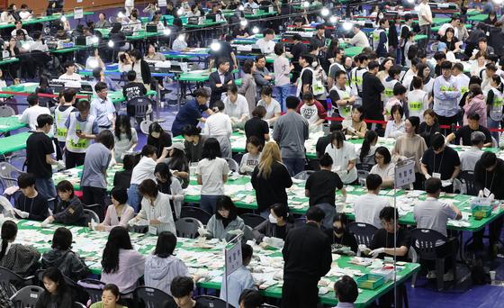 대전지역 개표 일제히 시작…"투표용지 28장 다발" 한때 소란도