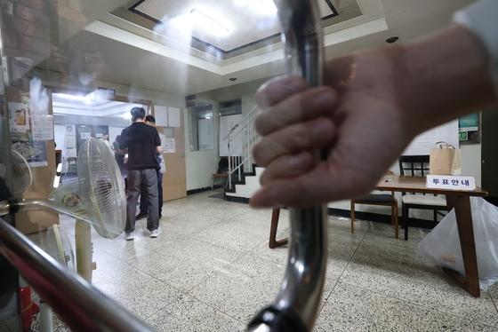 선관위 "투표용지 부족, 재선거·연기 사유 아냐…개표 중단 불가"
