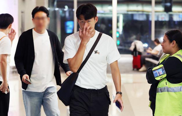 [뉴스1 PICK]홍명보 감독과 따로 귀국길 오른 손흥민, "착잡하고 마음 아파…다시 죽기 살기로 달리겠다"