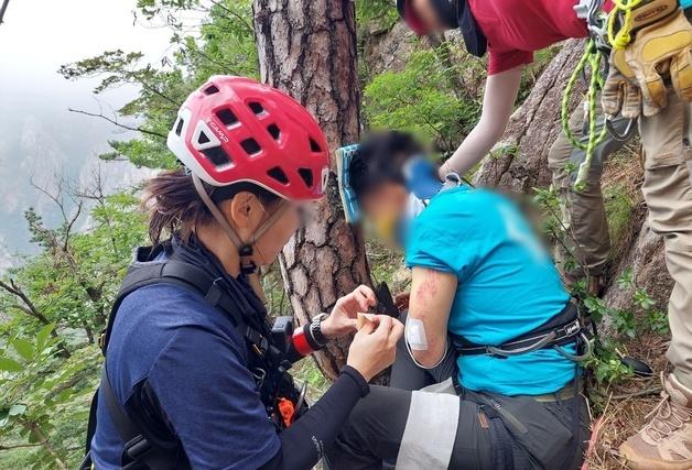 설악산 노적봉서 암벽등반 중 추락한 50대 구조…도보 이송