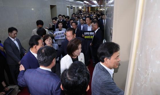 원 구성 본회의 진행에 의장실 항의 방문하는 국민의힘