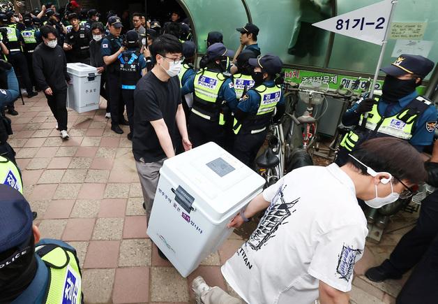 [뉴스1 PICK]경찰, 잠실투표소 시위대 뚫고 봉쇄 2일만에 투표함 이송