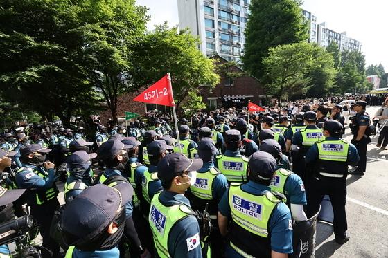 기동대 줄여 수사인력 채우는 경찰…"집회·시위 줄어든 거 아닌데" 