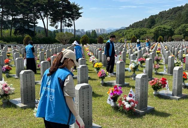 "독립운동 정신 잇겠다"…자생한방병원, 국립현충원 헌화·참배