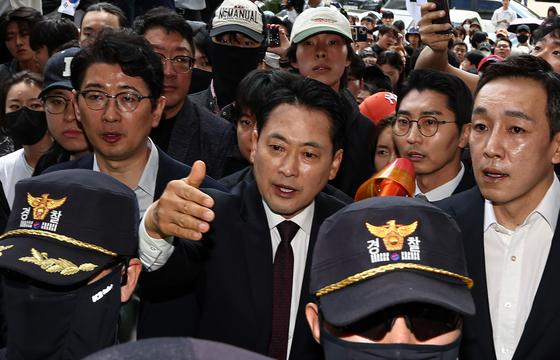 지선 끝 '장동혁 사퇴론' 분출…張, 투표소 시위대 찾아 "함께 싸우겠다"
