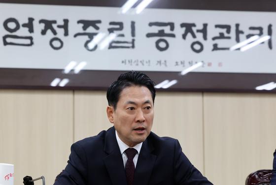 장동혁, 선관위 항의 방문…"참관인 없이 옮긴 투표함은 휴지통"
