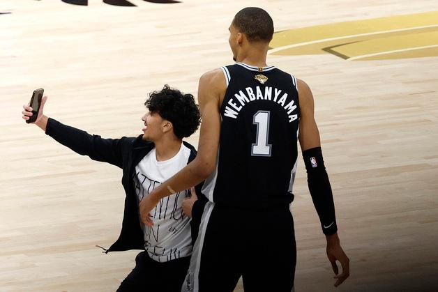NBA 파이널 경기 중 난입한 팬, 전 구장 '영구 출입 금지' 처분