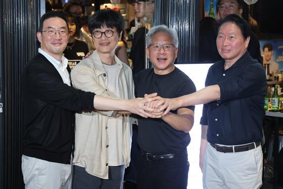 손 모은 SK·LG·네이버 총수와 젠슨 황 CEO