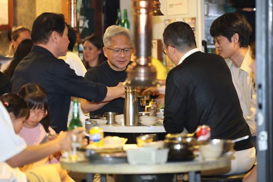젠슨 황 맛집 탐방 '칼국수·삼계탕'…무릎 사인 구광모 '화제 만발'