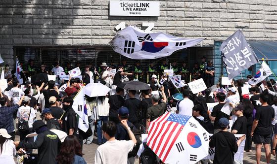 “재선거” 외치며 개표소 밖 밤샘 대치