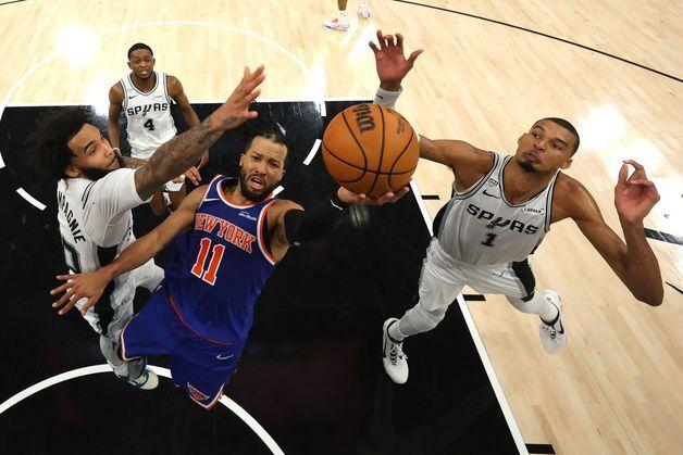 NBA 뉴욕, 적지서 파이널 2연승…53년 만에 우승 보인다