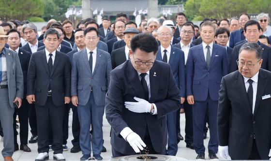 5.18 헌화하는 송영길 의원