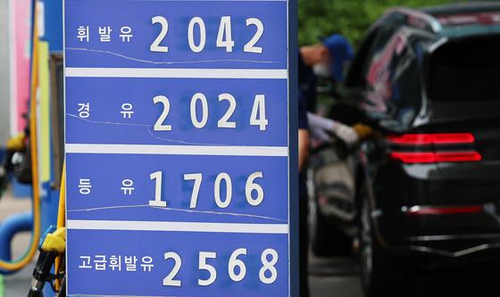 주유소 기름값 여전히 2000원대