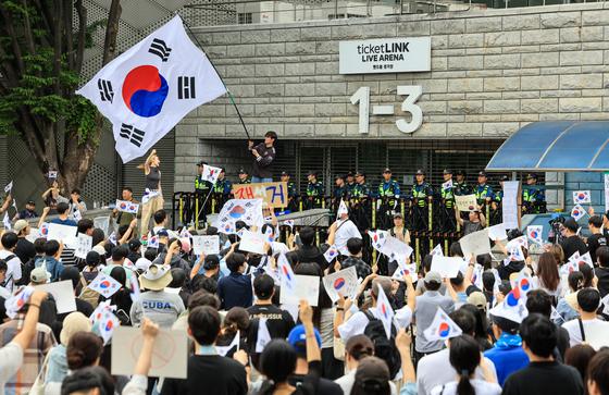 개표소 앞 2030 왜 모였나…"국정 소외, 불공정에 분노"   