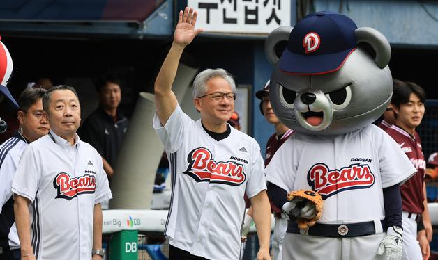 박정원 회장과 함께 야구 팬들에게 인사하는 젠슨 황