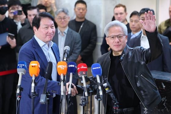 [뉴스1 PICK] 젠슨 황, 주가 하락에 "저렴한 가격에 살 수 있어…기뻐해도 돼"