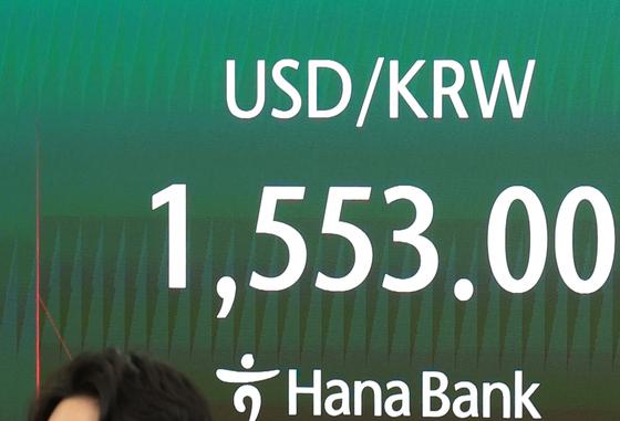 환율 1555원 쇼크…4대 금융지주, 긴급대응…"1600원 넘는 상황도 가정"
