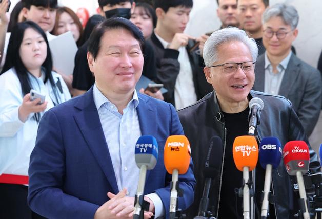 '대만→韓→日' 최태원 회장 광폭행보…젠슨 황 이어 日에 AI 팩토리