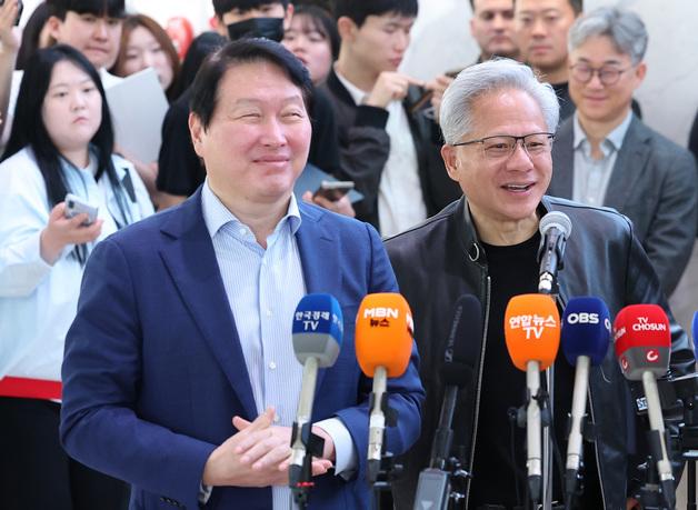 '대만→韓→日' 최태원 회장 광폭행보…젠슨 황 이어 日에 AI 팩토리