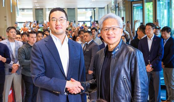 [뉴스1 PICK] LG 사옥 찾은 젠슨 황… "로봇·AI서 '원팀'으로 일할 것"