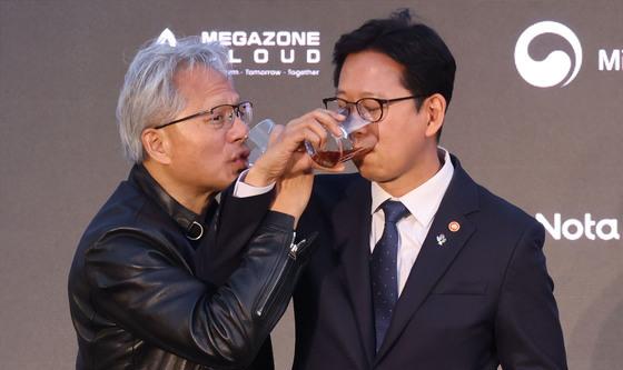 젠슨 황, 배경훈 과기부총리와 '러브샷'