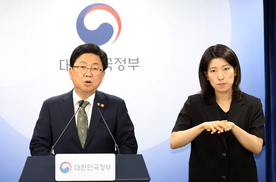 교육장관 "10대 자살 줄지 않아 죄송…李정부 내 반드시 실효성 확보"