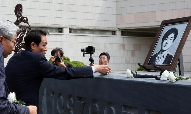 이한열 열사 영정에 헌화하는 우상호 당선인