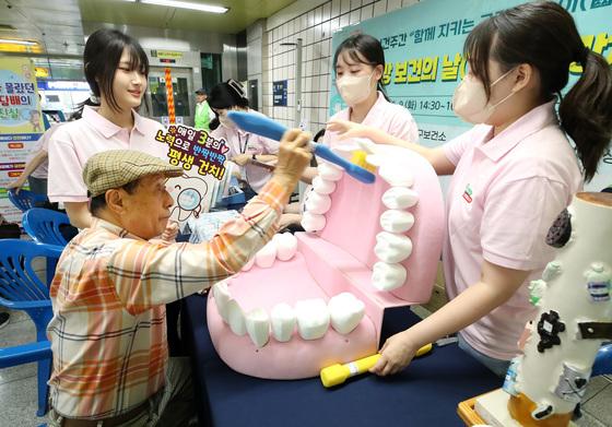 영남이공대 치위생과, '구강보건의 날' 건강체험관 자원봉사