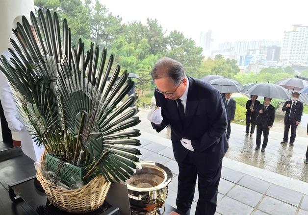 김석준 부산시교육감, 취임 첫날 충렬사 참배로 공식 업무 돌입