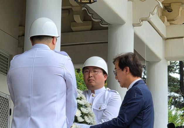 전재수 부산시장, 취임 첫 일정으로 충렬사 참배