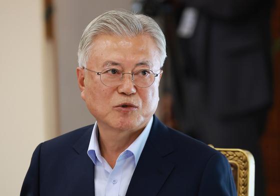 '뇌물수수 혐의' 文 전 대통령 재판 6개월만에 재개…내달 준비절차 계속
