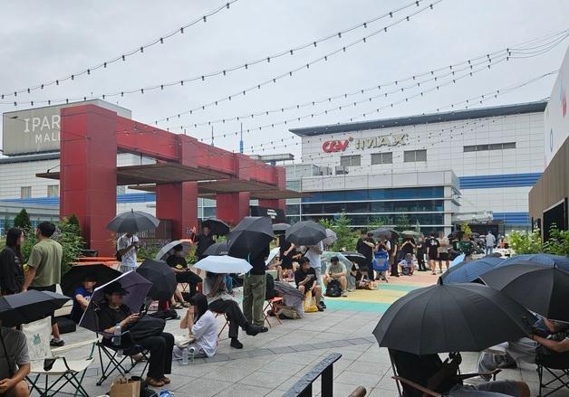 "첫차 타도 못 사" 장맛비 속 300명 대기…도파민 자극 '포켓몬카드' 뭐기에