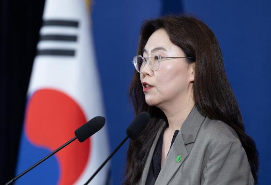 靑 "환경미화원 적정임금 미지급 적발…부당 사안 징계·불이익 조치"