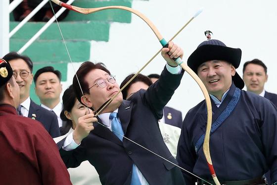 [뉴스1 PICK] 이재명 대통령, 몽골 나담축제 참석… 직접 활시위 당겨 
