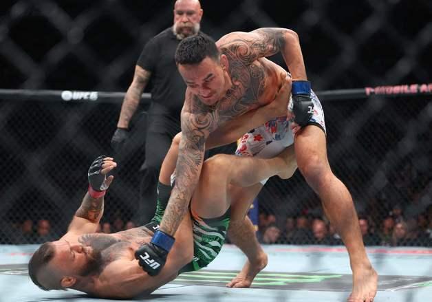 맥그리거, 5년 만에 UFC 복귀전서 무릎 부상으로 '69초' TKO패